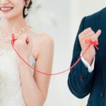 赤い糸で結ばれた新郎新婦