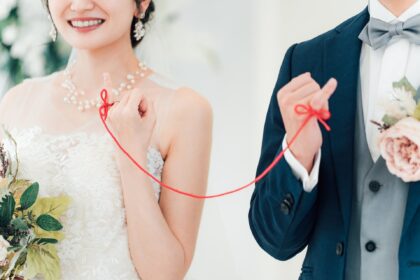 赤い糸で結ばれた新郎新婦