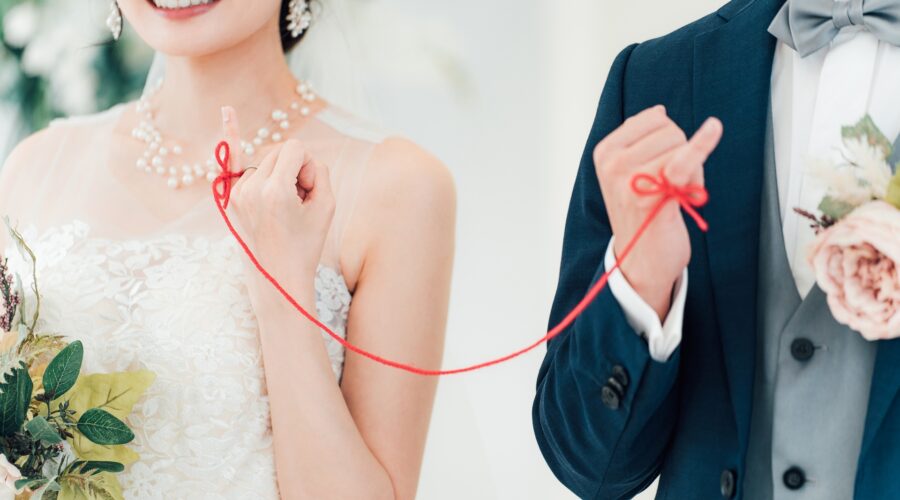 赤い糸で結ばれた新郎新婦