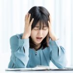 悩む女性