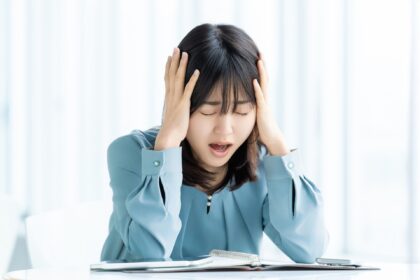 悩む女性