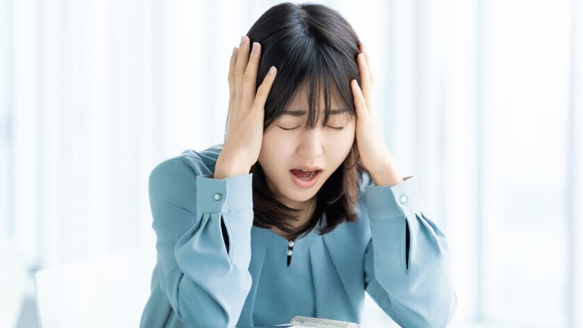 悩む女性