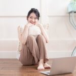 座る女性