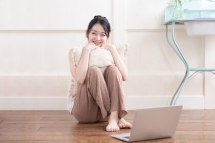 座る女性