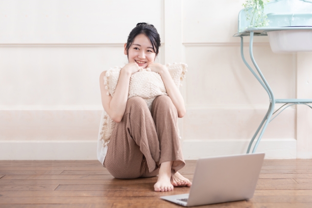 座る女性